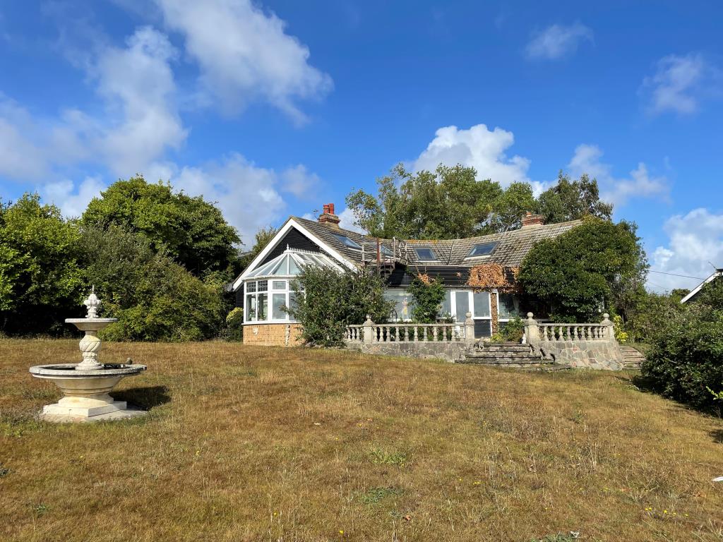 Lot: 37 - CHALET BUNGALOW WITH VIEWS TOWARDS PETT LEVEL AND THE CHANNEL - Detached chalet bungalow